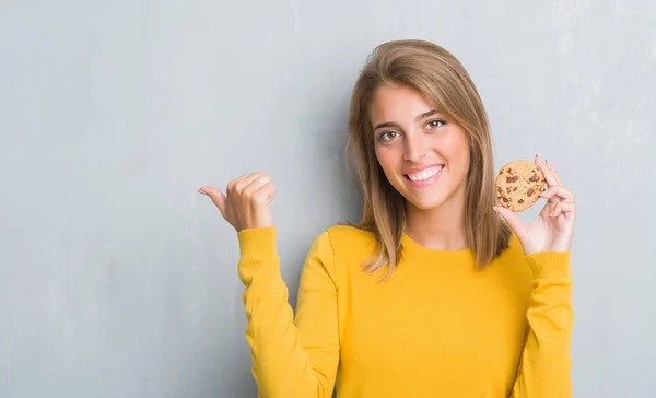 Schöne Junge Frau Über Grunge Grey Wall Eating Chocolate Chip — Stockfoto