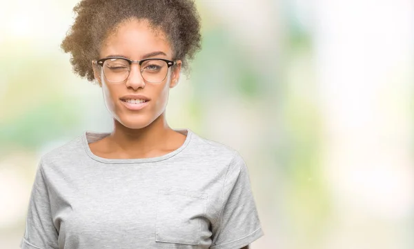 Jeune Femme Afro Américaine Portant Des Lunettes Sur Fond Isolé — Photo