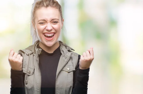 Unga Blonda Kvinnan Över Isolerade Bakgrund Firar Överraskad Och Förvånad — Stockfoto