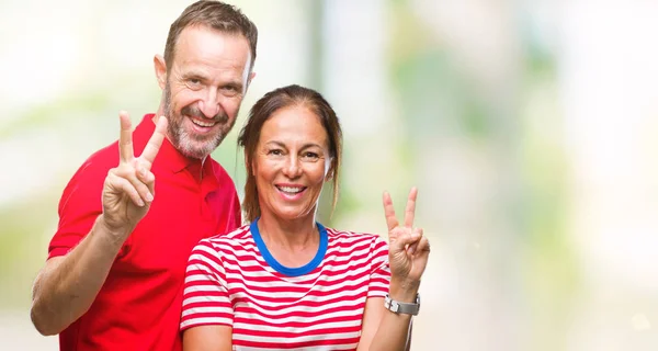 Orta Yaş Spanyol Çift Mutlu Yüz Zafer Işareti Yaparken Kameraya — Stok fotoğraf