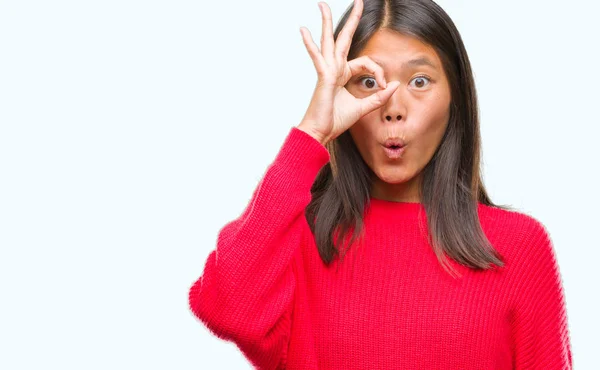 のジェスチャーを行う分離の背景に冬のセーターを着た若いアジア女性は 驚いた顔 指を通して見る目でショックを受けた 疑うような式 — ストック写真