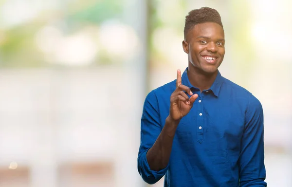 Unga Afroamerikanska Mannen Över Isolerade Bakgrund Pekar Finger Med Lyckad — Stockfoto