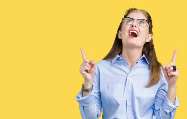 Hermosa Mujer Mediana Edad Madura Negocios Con Gafas Sobre Fondo —  Fotos de Stock