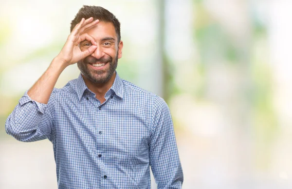 Volwassen Spaanse Man Geïsoleerde Achtergrond Doen Gebaar Met Hand Glimlachen — Stockfoto