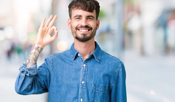 Jonge Knappe Man Geïsoleerde Achtergrond Glimlachend Positieve Doen Teken Met — Stockfoto