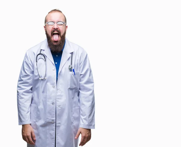 若い白人の医者の男の舌を付着分離の背景に医療白衣を着てアウト面白い表現に満足 感情の概念 — ストック写真
