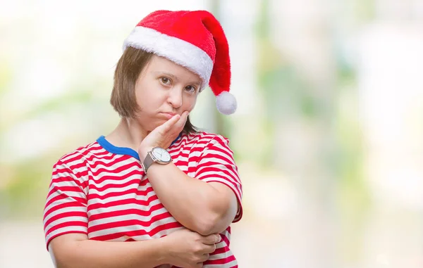 Молодая Взрослая Женщина Синдромом Дауна Рождественской Шляпе Изолированном Фоне Думает — стоковое фото