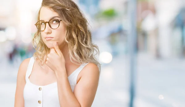 Mooie Jonge Blonde Vrouw Dragen Bril Geïsoleerde Achtergrond Met Hand — Stockfoto