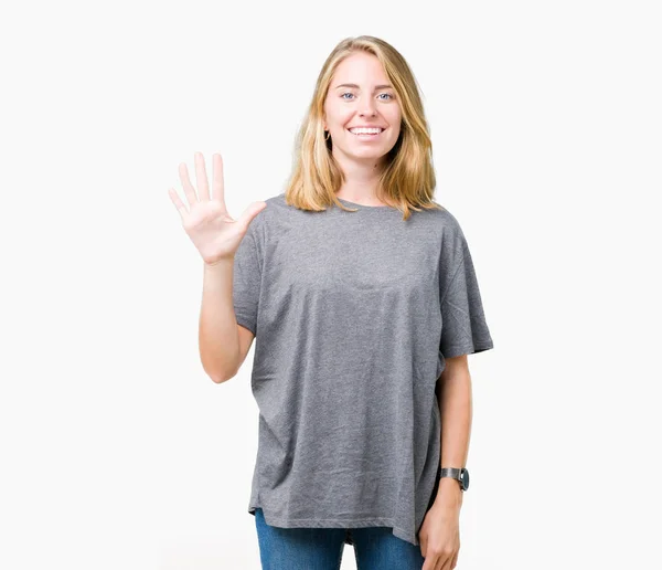 Mulher Bonita Vestindo Camiseta Casual Oversize Sobre Fundo Isolado Mostrando — Fotografia de Stock