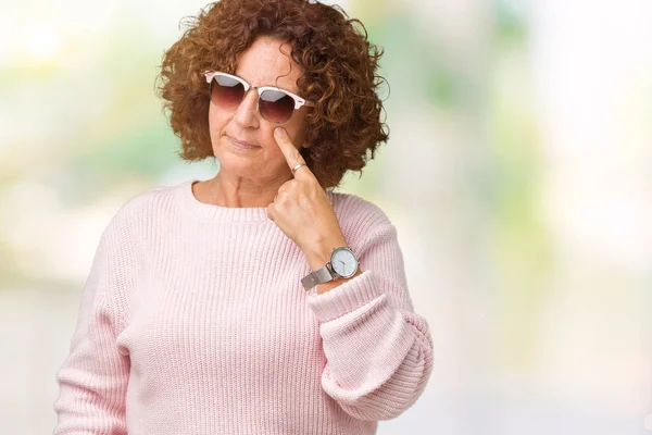 Mooie Midden Ager Senior Vrouw Dragen Roze Trui Zonnebril Geïsoleerde — Stockfoto