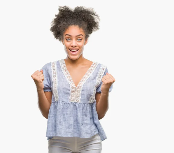 Mujer Afroamericana Joven Sobre Fondo Aislado Celebrando Sorprendida Sorprendida Por — Foto de Stock