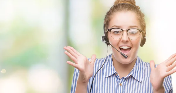 Junge Blonde Callcenter Betreiberin Sehr Glücklich Und Aufgeregt Siegerausdruck Feiert — Stockfoto