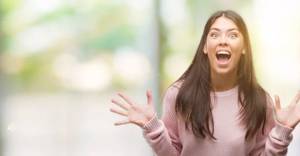 Ung Vacker Spansktalande Kvinna Som Bär Tröja Som Firar Galen — Stockfoto