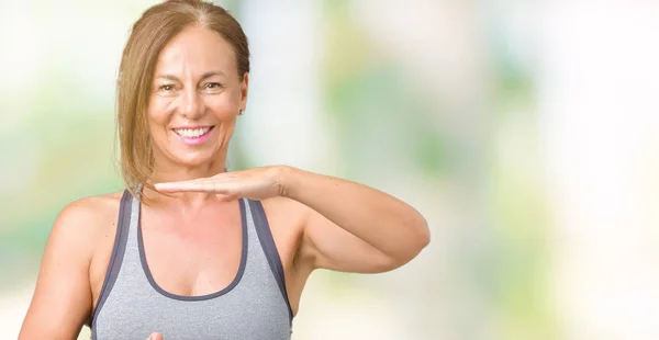 Vackra Medelålders Kvinna Bär Sportkläder Över Isolerade Bakgrund Gester Med — Stockfoto