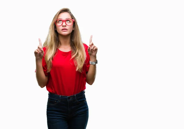 Giovane Bella Donna Bionda Che Indossa Occhiali Sfondo Isolato Stupito — Foto Stock