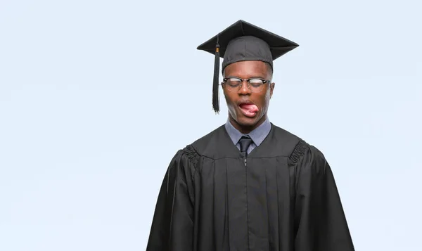 Młody Absolwent Afro Amerykanin Białym Tle Trzymanie Języka Out Wyrażenie — Zdjęcie stockowe