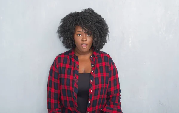 Joven Afroamericana Hipster Mujer Sobre Gris Grunge Pared Miedo Conmocionado —  Fotos de Stock
