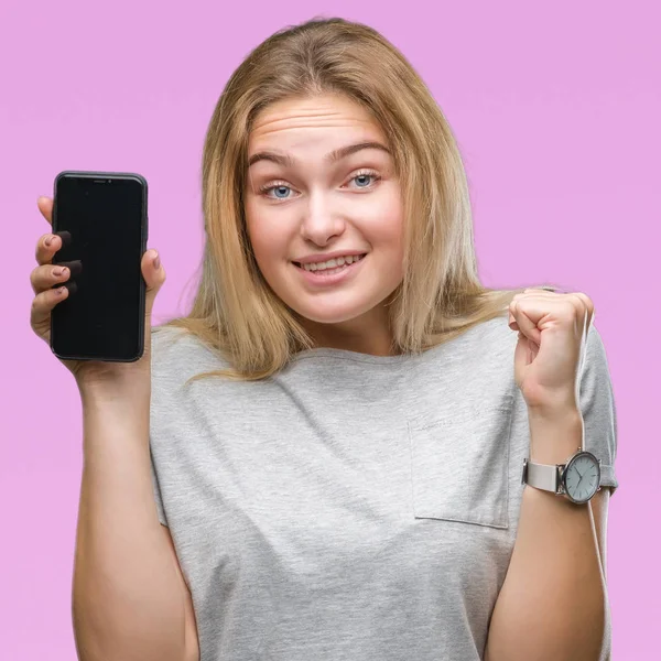 Молодая Белая Женщина Показывает Экран Смартфона Изолированном Фоне Кричит Гордо — стоковое фото