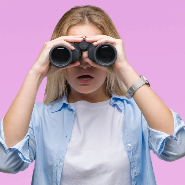 Jonge Kaukasische Vrouw Houdt Van Verrekijkers Geïsoleerde Achtergrond Bang Schok — Stockfoto