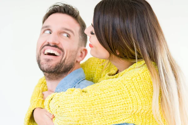 Mooie Jonge Verliefde Paar Zoenen Knuffelen Elkaar Romantische Relatie — Stockfoto