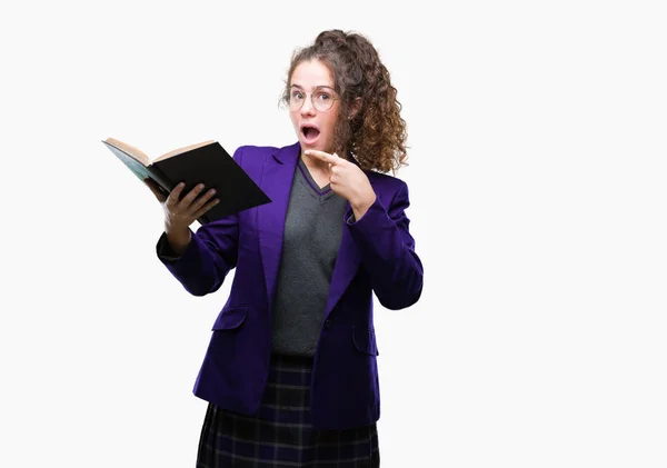 Joven Estudiante Morena Vistiendo Uniforme Escolar Leyendo Libro Sobre Fondo — Foto de Stock