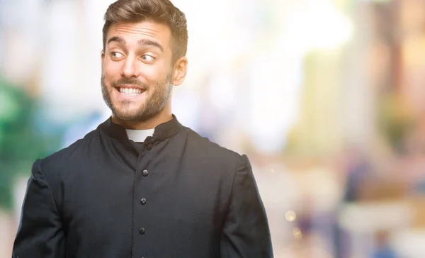Joven Sacerdote Cristiano Católico Sobre Fondo Aislado Sonriendo Mirando Lado —  Fotos de Stock