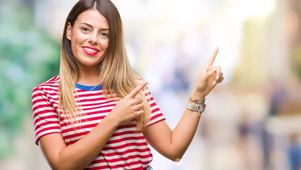 Jovem Bela Mulher Casual Olhar Sobre Fundo Isolado Sorrindo Olhando — Fotografia de Stock