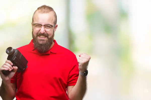 Joven Caucásico Hipster Hombre Filmación Usando Retro Cámara Vídeo Sobre —  Fotos de Stock