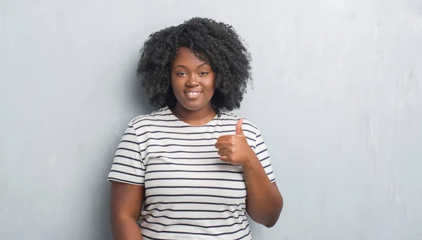 Unga Afroamerikanska Size Kvinna Över Grå Grunge Vägg Gör Glad — Stockfoto