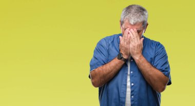 Yüzünü elleriyle ağlayarak süre kapsayan üzgün ifade ile izole arka plan üzerinde yakışıklı komuta sizde. Depresyon kavramı.