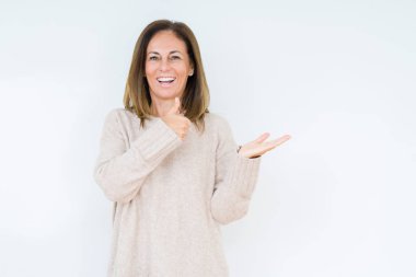 İzole arka plan gösteren palm el ve yukarıya, mutlu ve neşeli gülümseyen baş parmakları Tamam jest yapıyor güzel orta yaş kadın