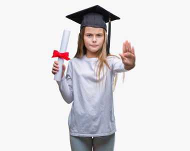 Genç güzel kız derecesi ile izole arka plan üzerinde tutarak lisansüstü şapkası dur işareti ile ciddi ve kendine güvenen ifade, savunma hareketi yaparken el açmak