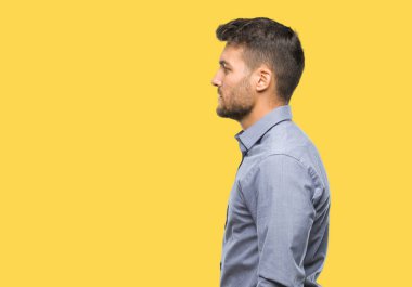 Yakışıklı delikanlı izole arka tarafına, seyir üzerinde dinlenmek doğal yüz emin gülümseme ile pozuyla profili.