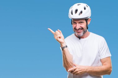 Kameraya bakarak yan el ve parmak ile işaret orta yaş üst düzey ağarmış bisikletçi adamın yüzünde, Bisiklet Emanet helment izole arka plan kocaman bir gülümseme ile giydiğini.