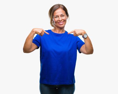 Orta yaş yüzünde gülümseme ile kendinden emin görünüyorsun, kendini gururlu ve mutlu parmakları ile işaret izole arka plan üzerine İspanyol kadın kıdemli.