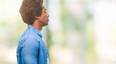 İzole arka tarafına, seyir üzerinde Afro Amerikalı adam sakin ol kendine güvenen gülümseme ile doğal yüz pozuyla profili.