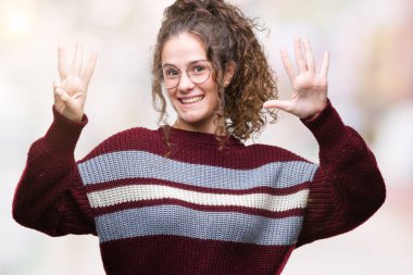 Güzel esmer kıvırcık saçlı Genç kız gözlük üzerinde gösterilen arka plan izole ve parmakları ile işaret gülümseyen ise kendinden emin ve mutlu 8 numaralı.