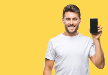 Yakışıklı delikanlı gösteren smartphone ekran üzerinde duran ve diş gösterilen kendine güvenen bir gülümsemeyle gülümseyerek mutlu bir yüz ile izole arka plan