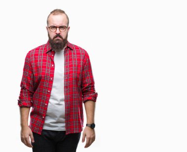 İzole arka plan şüpheci ve sinir, papatyanın üzgün üzerinde sorunu nedeniyle gözlüklü Genç beyaz hipster adam. Negatif kişi.