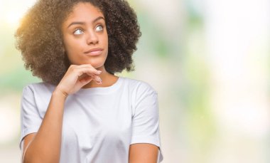 Çene düşünme hakkında soru, dalgın ifade üzerine el ile izole arka plan üzerinde genç afro Amerikalı kadın. Düşünceli yüzüyle gülümsüyor. Şüphe kavramı.