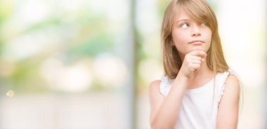 Genç Sarışın yürümeye başlayan çocuk ciddi bir yüz düşünme hakkında soru, çok karışık bir fikir