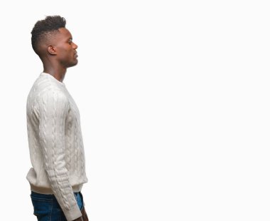 İzole arka tarafına, arayan genç Afro-Amerikan adam sakin ol kendine güvenen gülümseme ile doğal yüz pozuyla profili.