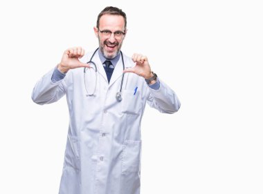Orta yaş üst düzey ağarmış Doktor adamın yüzünde gülümseme ile kendinden emin görünüyorsun, kendini gururlu ve mutlu parmakları ile işaret Tıbbi üniforma izole geçmişi giydiğini.