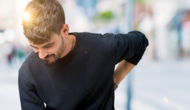 İzole genç yakışıklı adam arka plan geri el ile kas ağrısı dokunmadan acı sırt ağrısı,