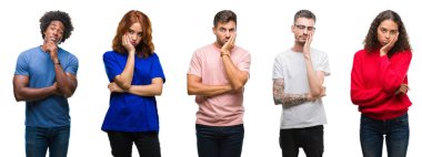 Afrikalı-Amerikalı bileşimi, İspanyol ve beyaz grup izole beyaz arka plan düşünme seyir üzerinde yorgun ve sıkılmış çapraz silah depresyon sorunları ile.