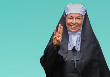 Orta yaş üst düzey Hıristiyan Katolik Rahibe kadın gösterilen ve parmakları ile işaret izole arka plan yüzünden kendinden emin ve mutlu gülümseyerek iken üçüncü.