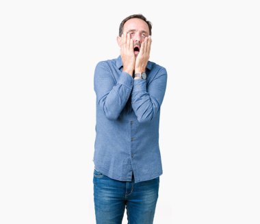 Yakışıklı orta yaş izole arka plan yorgun eller kat yüz, depresyon ve üzüntü, zarif üst düzey adam üzgün ve sorun için tahriş