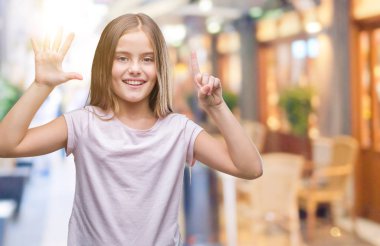 Genç güzel kız gösterilen ve parmakları ile işaret izole arka plan yüzünden kendinden emin ve mutlu gülümseyerek süre 6 numara.