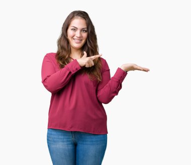 Güzel genç kadın izole arka plan yüzünden hayran boyutu artı ve el ile sunulması ve parmak ile işaret ederken kameraya gülümseyen.