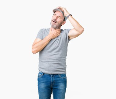Yakışıklı orta yaş ağarmış komuta sizde Spor şapkası üzerinde arka izole hastalık ve ateş, grip ve soğuk, virüs hasta için alın dokunmadan